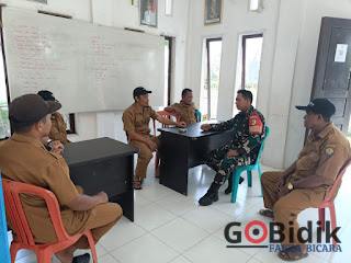 Perkuat Sinergi Jaga Stabilitas Wilayah, Babinsa Koramil 1305-04/Dondo Gelar Komsos Bersama Aparat Desa Bahas Kamtibmas dan Persiapan Lahan Koperasi